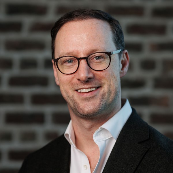 MR NICHOLAS HODGINS FRCS (PLAST)